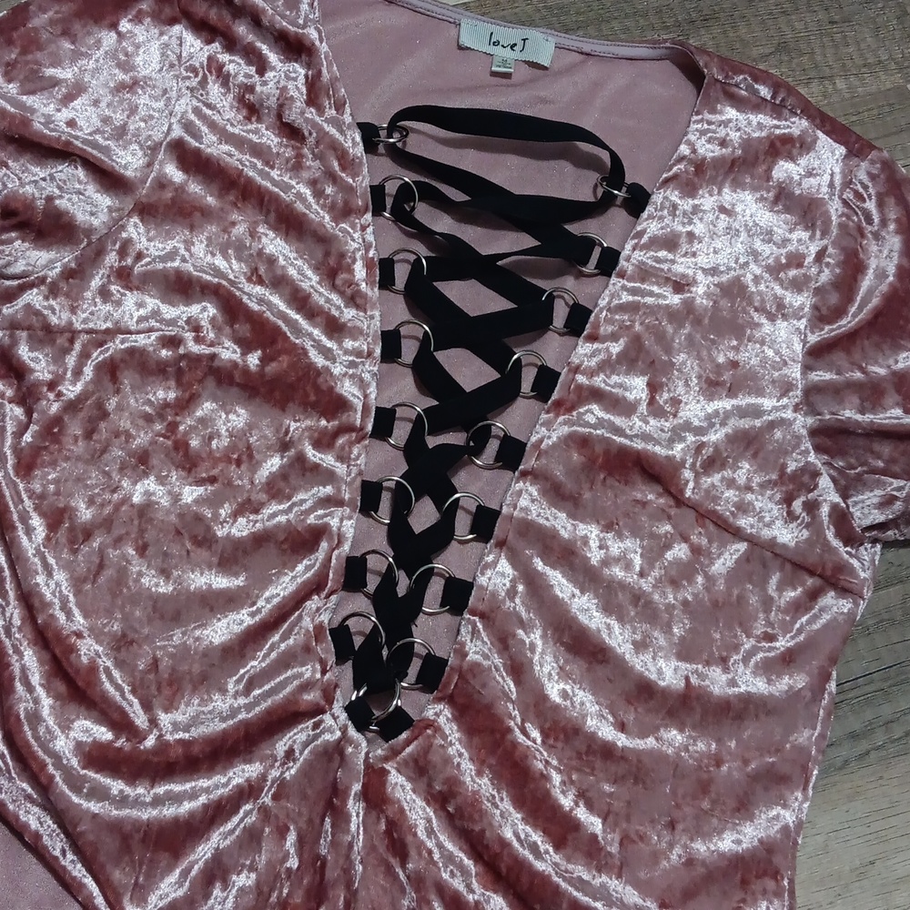 love j. velvet pink bodysuit short sleeves with lace closure in front - Picture 2 of 4